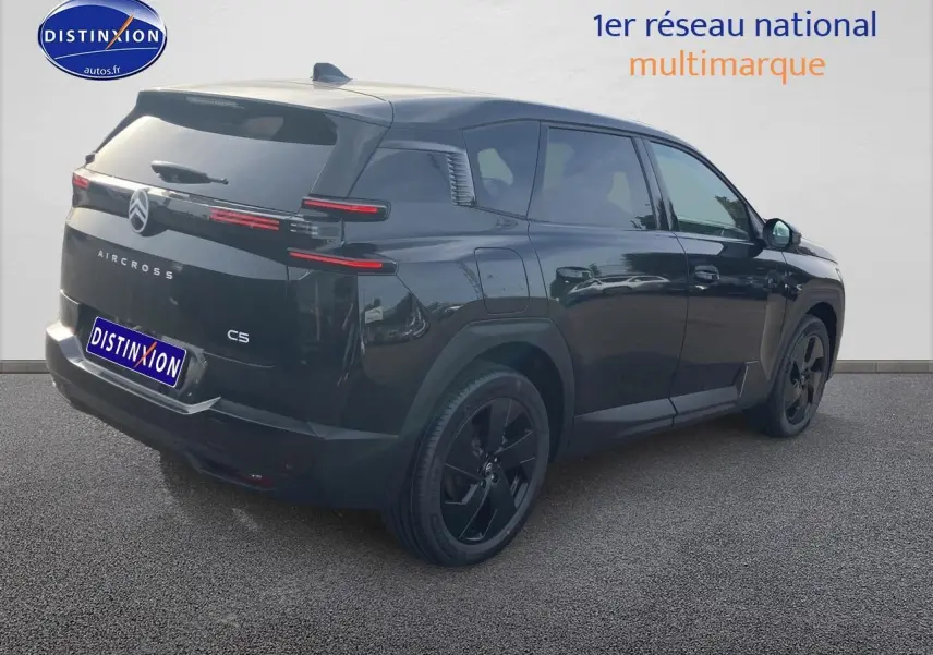 Vue 3/4 arrière droite d'un Citroën C5 Aircross noir avec jantes 19 pouces et feux arrière LED distinctifs.