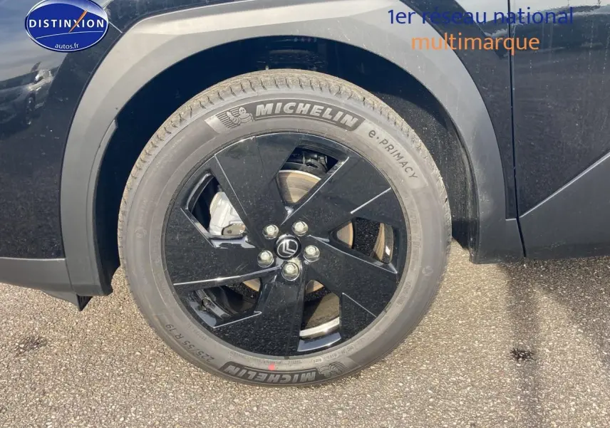 Gros plan sur la roue avant droite noire du Citroën C5 Aircross 2026 avec jante 19 pouces et pneu Michelin.