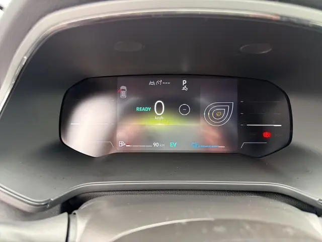 Vue rapprochée du tableau de bord numérique du Renault Symbioz noir, affichant la vitesse à 0 km/h et l'état prêt en mode hybride.