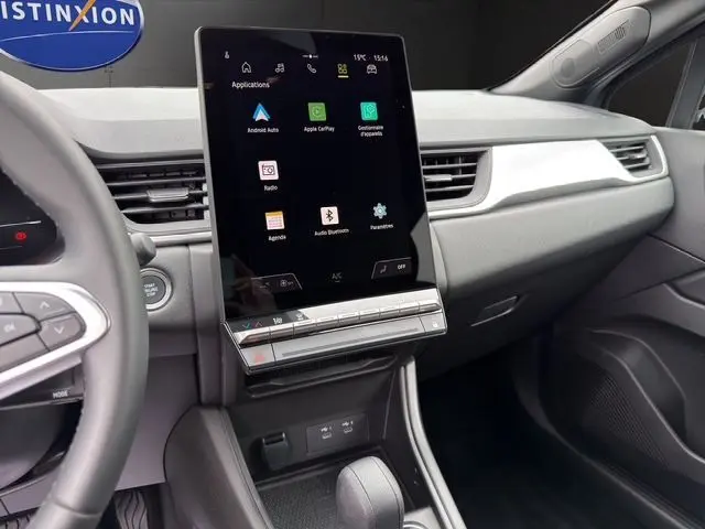 Vue intérieure côté conducteur du tableau de bord noir du Renault Symbioz 2025 avec écran tactile vertical et commandes intégrées.