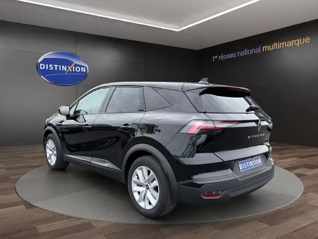 Vue 3/4 arrière droite d'un Renault Symbioz noir 2025, hybride essence, avec feux arrière LED et toit noir brillant.