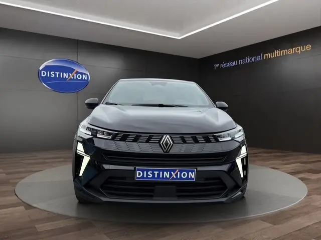 Vue frontale d'une Renault Symbioz E-Tech Full Hybrid noire, avec calandre moderne et éclairage LED distinctif.