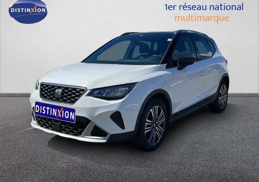 SEAT Arona 2025 blanc magnétique avec toit noir, vue 3/4 avant droit, jantes alliage et calandre distinctive.