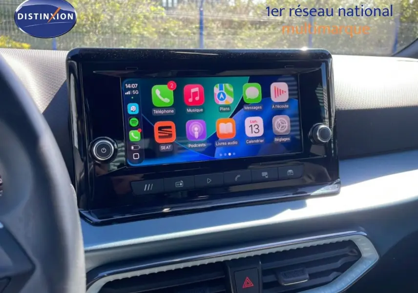 Vue rapprochée de l’écran tactile central du tableau de bord du SEAT Arona 2025 avec interface connectée colorée.