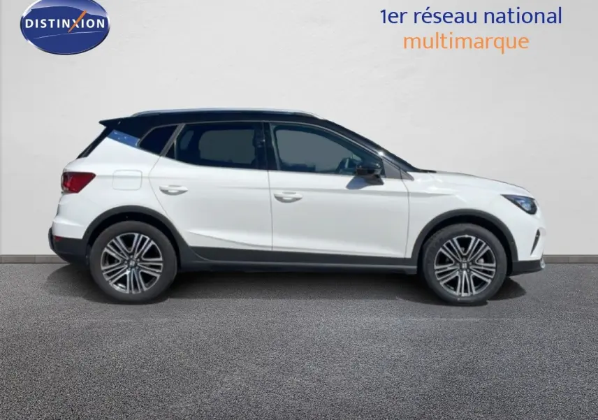 Vue de profil côté gauche d'un SEAT Arona 2025 blanc avec toit noir, jantes alliage et lignes dynamiques.