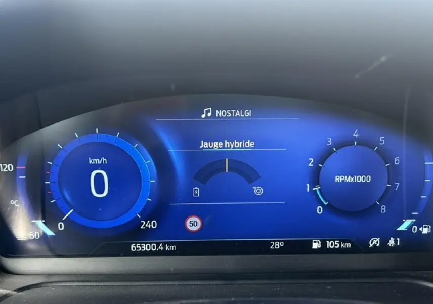 Affichage numérique bleu du combiné d'instrumentation du Ford Puma 1.0 EcoBoost mHEV avec jauge hybride et compte-tours.