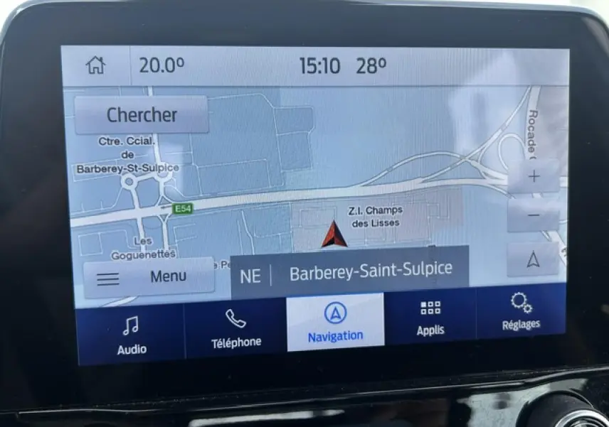Écran tactile de navigation de la Ford Puma gris Magnetic, affichant une carte et menu en français.