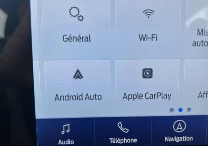 Écran tactile du système multimédia Ford SYNC 3 dans un Ford Puma gris Magnetic, vue rapprochée du menu connecté.