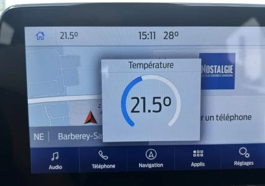 Écran tactile intérieur du Ford Puma gris Magnetic 2022 affichant la température à 21,5°C et la navigation.