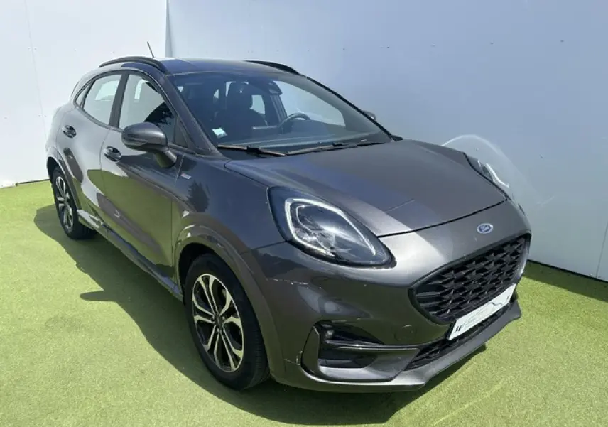 Ford Puma gris Magnetic en vue 3/4 avant droit avec calandre noire et jantes alliage 17 pouces.