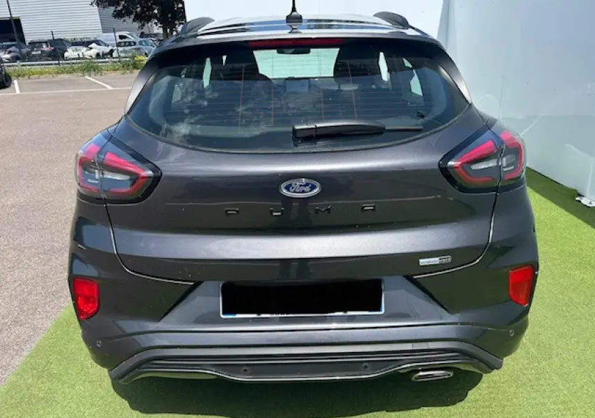 Vue arrière d'une Ford Puma gris magnetic 2022 avec feux LED et badge ST-Line visible sur le hayon.