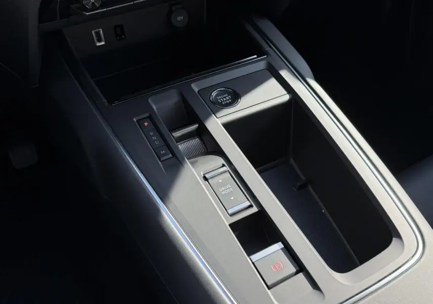 Gros plan sur la console centrale noire du Citroën C5 Aircross 2025 avec bouton start/stop et sélecteur de mode de conduite.