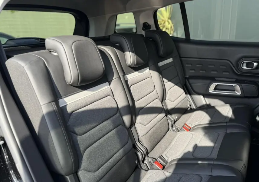 Vue intérieure côté droit des trois sièges arrière indépendants gris et noir du Citroën C5 Aircross 2025, version Max.
