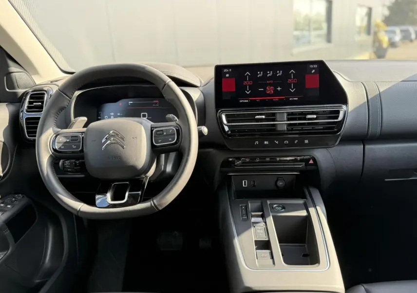Vue intérieure avant du tableau de bord et volant noir du Citroën C5 Aircross 2025 avec écran tactile et commandes digitales.
