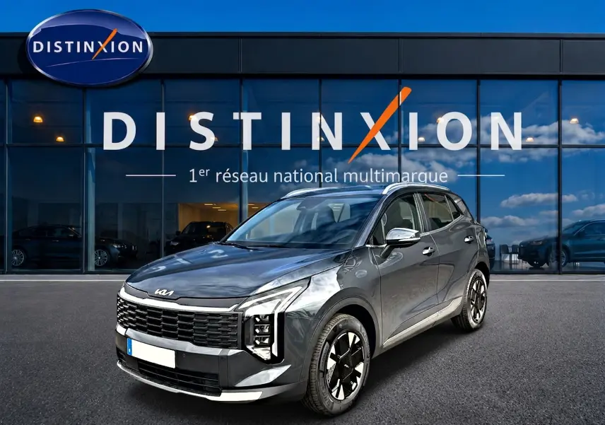 KIA Sportage 1.6 hybride gris eclipse en 3/4 avant droit, avec calandre noire et jantes alu 17 pouces.