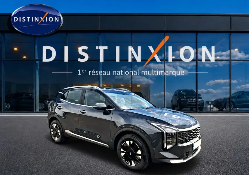 KIA SPORTAGE 1.6 hybride gris eclipse en 3/4 avant droit, avec jantes alu et calandre distinctive noire.