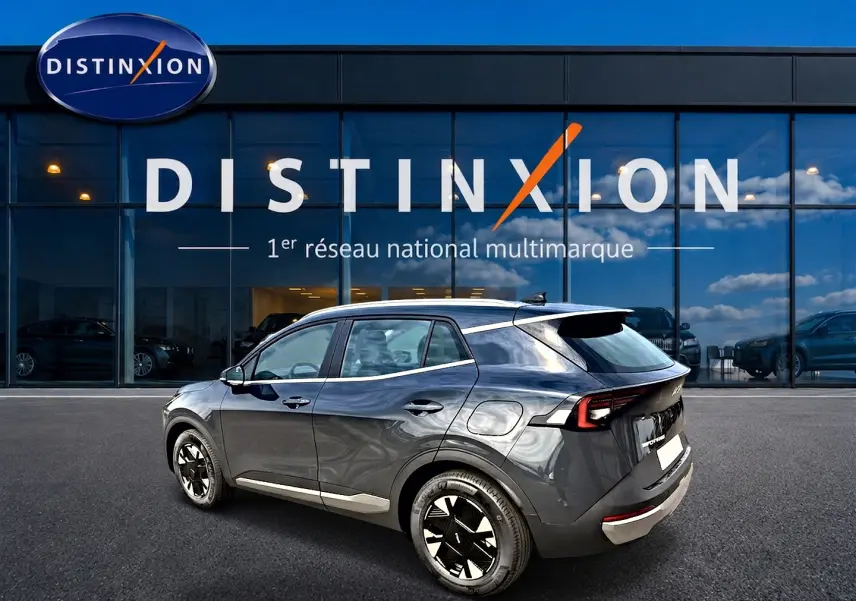 KIA Sportage 1.6 hybride gris eclipse en 3/4 arrière droit, avec jantes alu noires et feux arrière LED distinctifs.