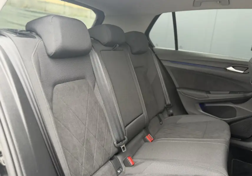 Vue intérieure côté droit des sièges arrière en tissu microfleece gris foncé de la Volkswagen Golf VIII 1.5 TSI 130 Style 2024.