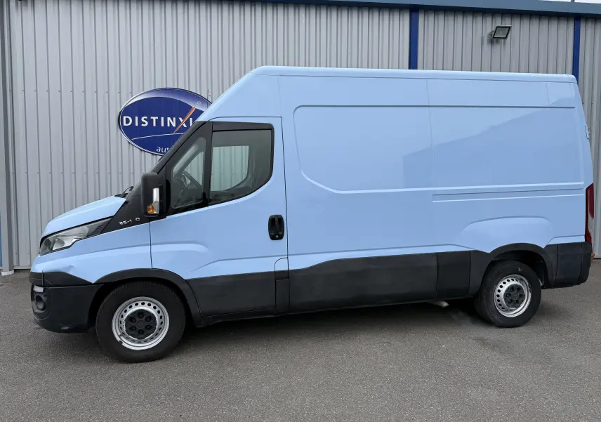 Fourgon Iveco Daily bleu clair en vue profil côté gauche, avec bas de caisse noir et jantes acier simples.