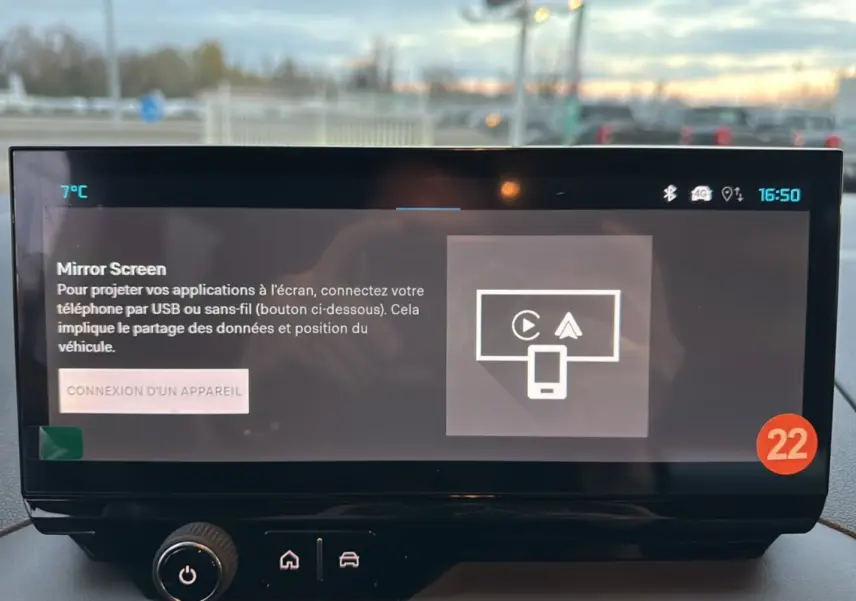 Écran tactile intérieur du Citroën Berlingo noir perla nera affichant la fonction Mirror Screen à l'arrêt.
