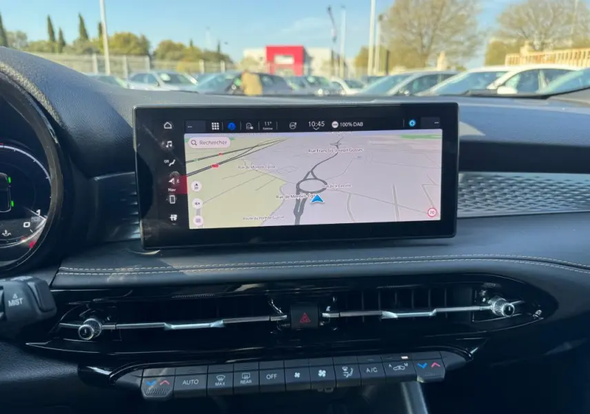 Vue intérieure du tableau de bord de l'Alfa Romeo Tonale 2025, écran tactile central affichant la navigation.