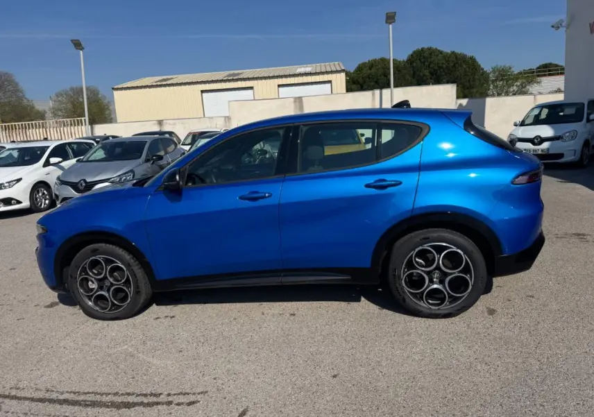 Profil côté gauche de l'Alfa Romeo Tonale 2025 bleu foncé avec jantes alliage 18 pouces et lignes fluides sportives.