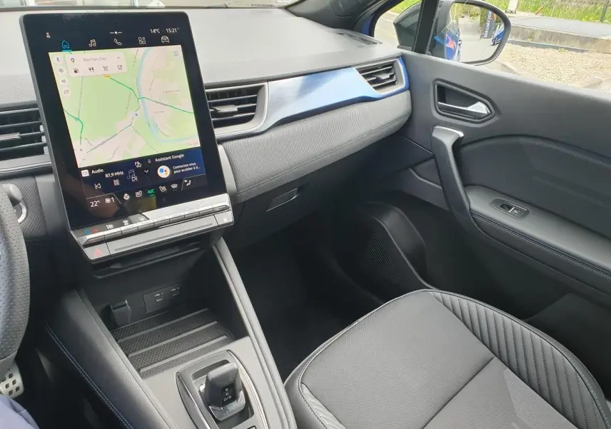 Vue intérieure côté passager du Renault Captur 2026, avec écran tactile vertical et sellerie noire élégante.