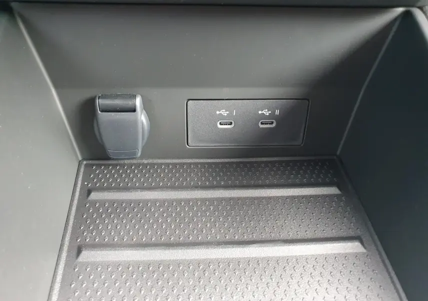 Gros plan sur la console centrale noire du Renault Captur 2026 montrant deux prises USB-C et une prise 12V.