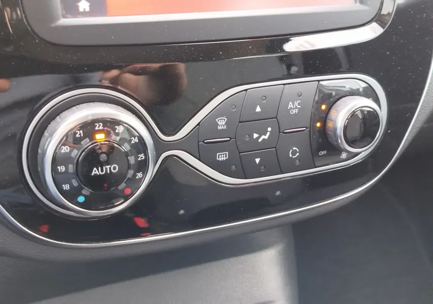 Gros plan sur la commande de climatisation automatique du Renault Captur 2018, avec réglage à 22°C et boutons lumineux.