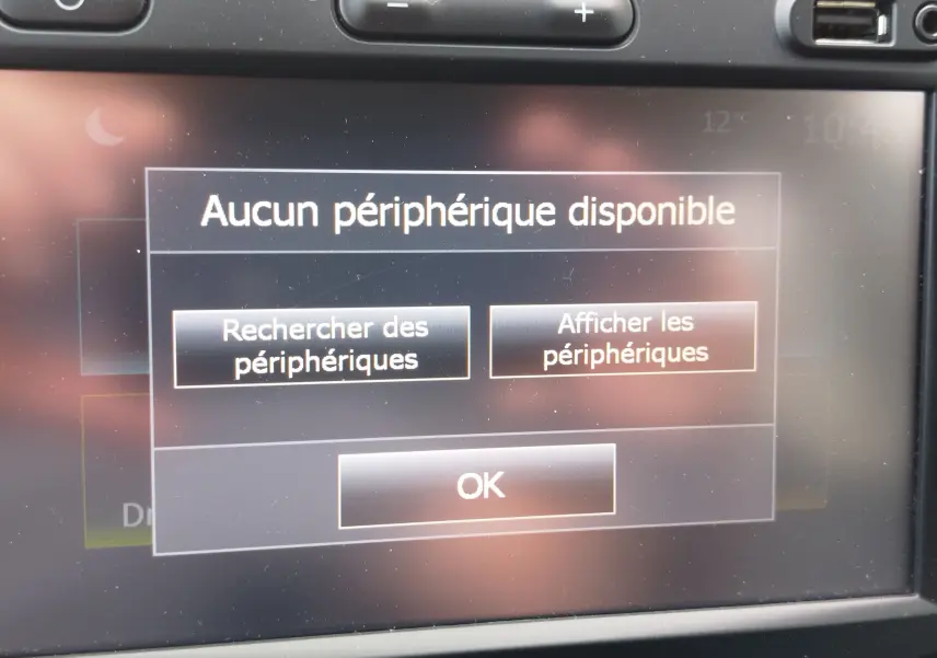 Écran tactile du système multimédia Renault Captur 2018 affichant un message "Aucun périphérique disponible".