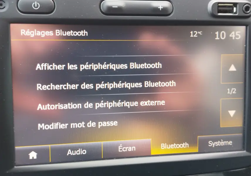 Écran tactile intérieur du Renault Captur 2018 affichant le menu Réglages Bluetooth avec options de connexion.