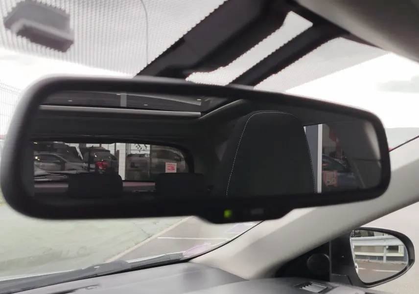 Vue dans le rétroviseur intérieur montrant l’arrière gris aluminium de la Toyota Auris HSD 136h SkyBlue de 2015.