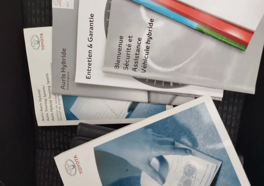 Désolé, je ne vois pas de véhicule sur cette image, seulement des brochures Toyota posées sur un siège.