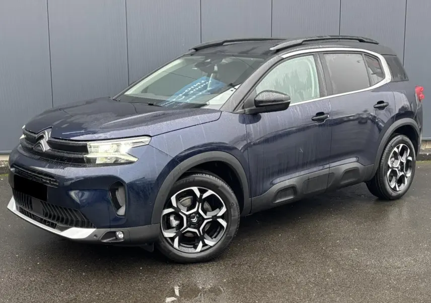 Citroën C5 Aircross Bleu Eclipse en 3/4 avant droit, avec jantes alliage bi-ton et protections Airbump noires.