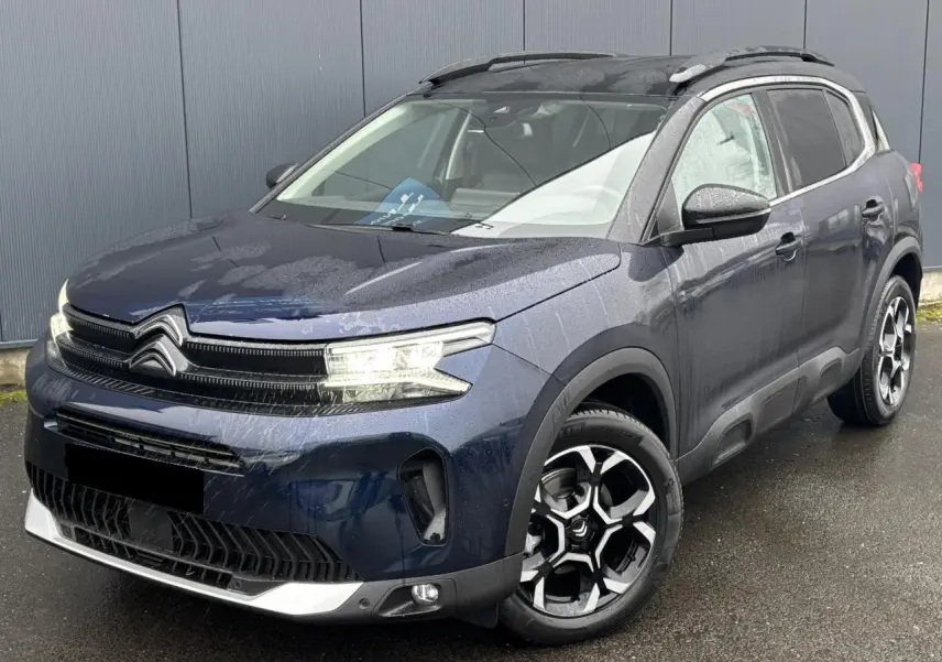 Citroën C5 Aircross Bleu Eclipse en 3/4 avant droit, avec jantes alliage bi-ton et barres de toit noires.