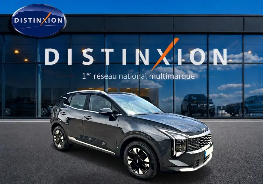 KIA Sportage 1.6 hybride gris eclipse en 3/4 avant droit, avec jantes alu et calandre distinctive noire.