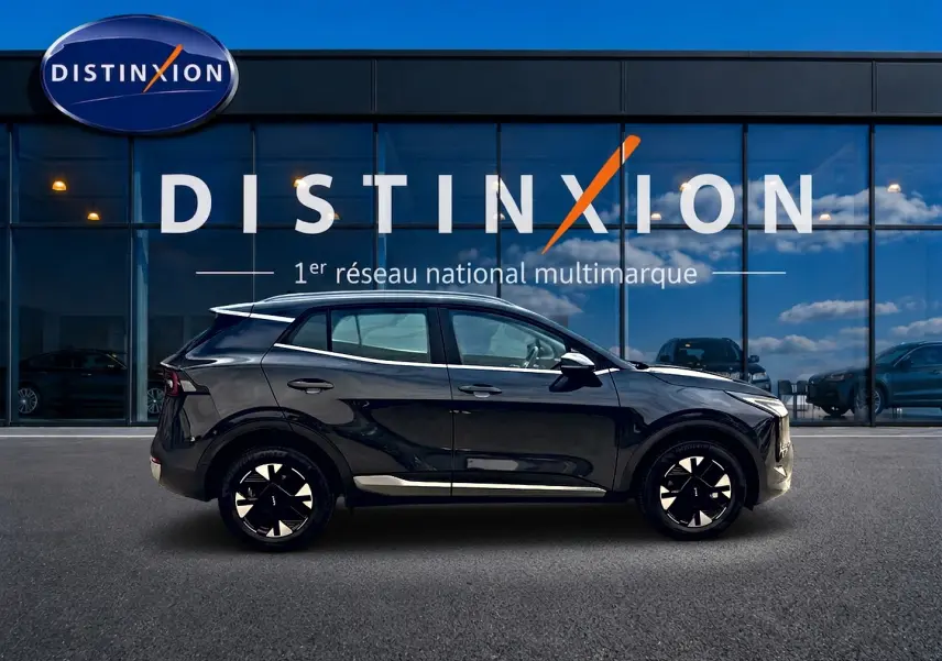Profil droit du KIA SPORTAGE 1.6 hybride 239 gris eclipse, avec jantes alu noires et toit noir brillant.