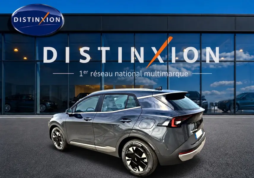 KIA Sportage 1.6 hybride gris eclipse en 3/4 arrière droit, avec jantes alu et feux arrière LED distinctifs.
