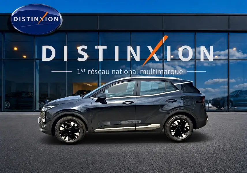 KIA Sportage 1.6 hybride gris eclipse vu de profil côté gauche, avec jantes alu noires et détails chromés.