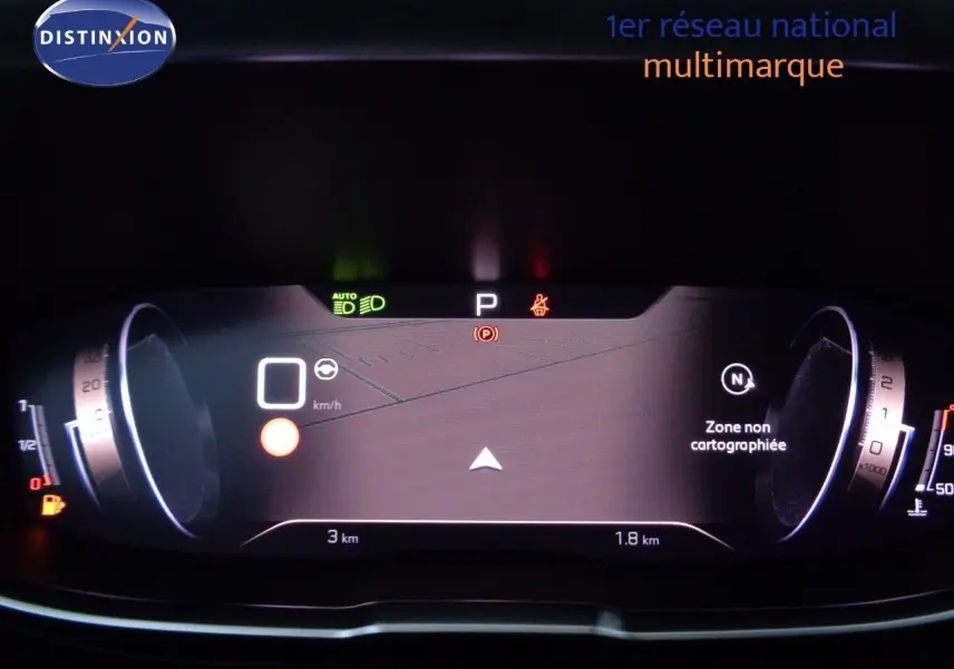 Tableau de bord numérique du Peugeot 3008 2023 affichant la vitesse à 0 km/h et une zone non cartographiée.