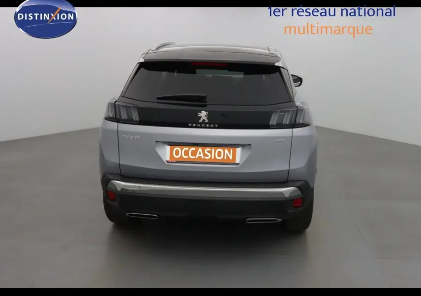 Vue arrière d'un Peugeot 3008 gris Artense métallisé avec feux arrière noirs et double sortie d'échappement chromée.