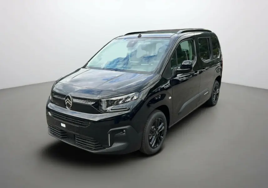 Vue 3/4 avant droit du Citroën Berlingo noir Perla Nera avec barres de toit et jantes alu noires.