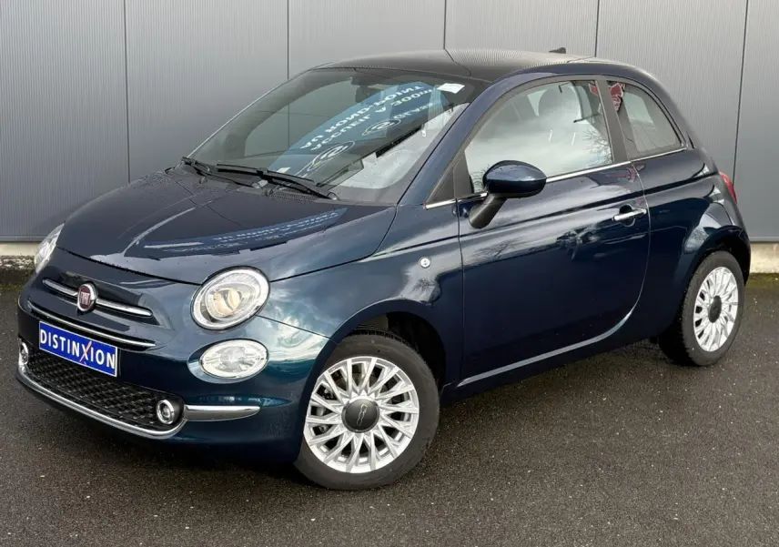 Fiat 500 Hybrid 2024 bleu Dipinto vue 3/4 avant droit avec jantes alu 15 pouces et toit panoramique.