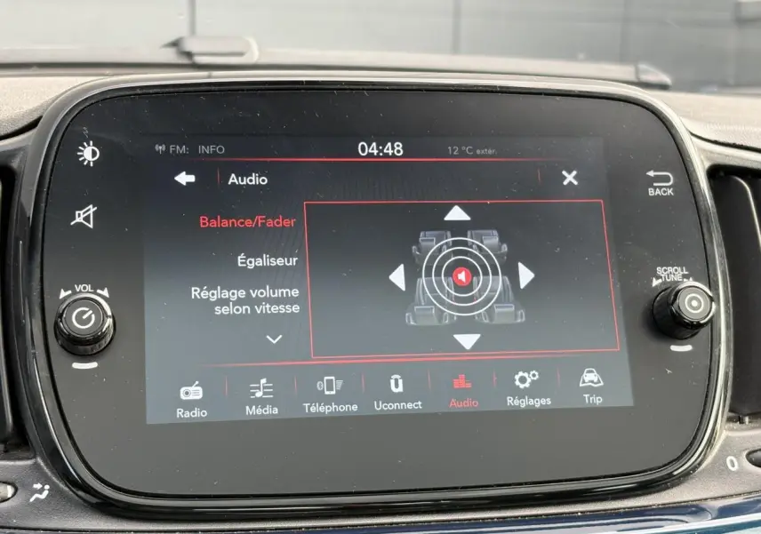 Vue rapprochée de l'écran tactile central du tableau de bord d'une FIAT 500 Hybrid bleu Dipinto affichant les réglages audio.