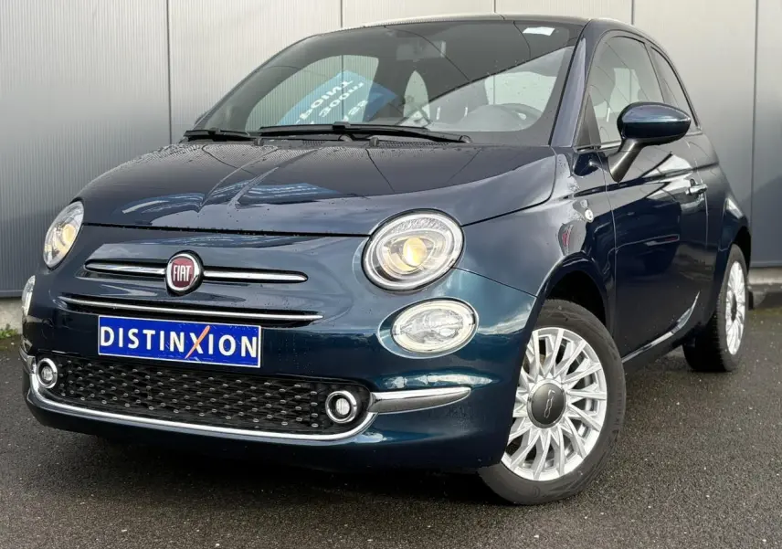 Vue 3/4 avant droite d'une Fiat 500 Hybrid 70 bleu Dipinto avec jantes alliage 15 pouces et toit panoramique.