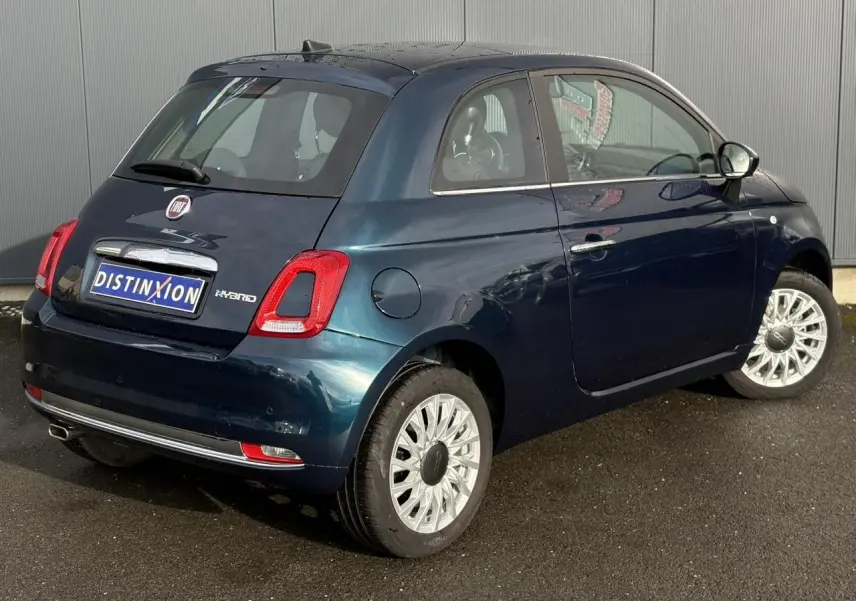 Fiat 500 Hybrid 2024 bleu Dipinto vue 3/4 arrière droit avec toit panoramique et jantes alu 15 pouces.