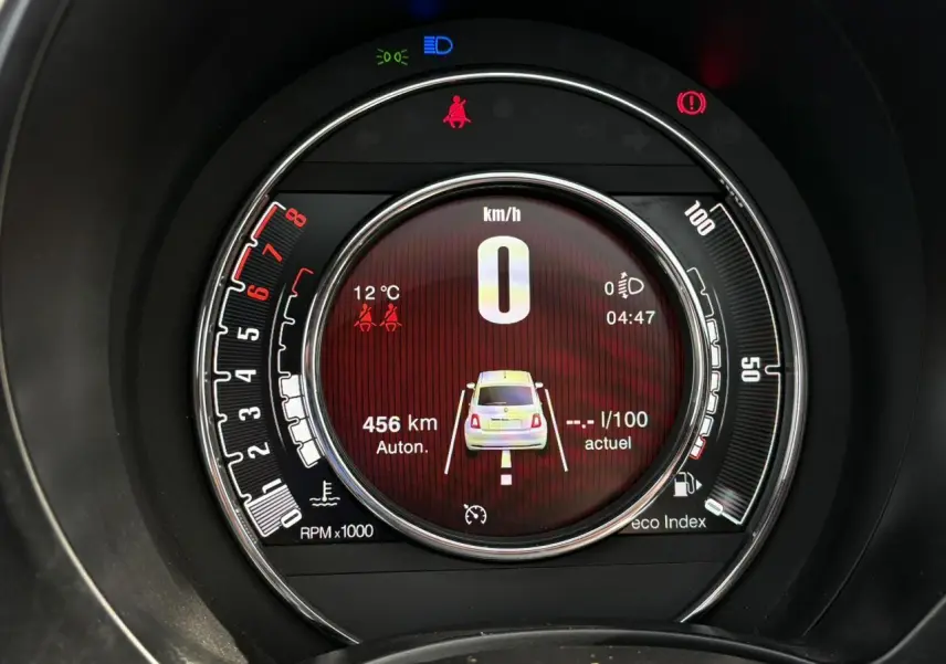 Vue rapprochée du combiné de bord numérique TFT 7'' du FIAT 500 Hybrid 70, affichage vitesse et autonomie.