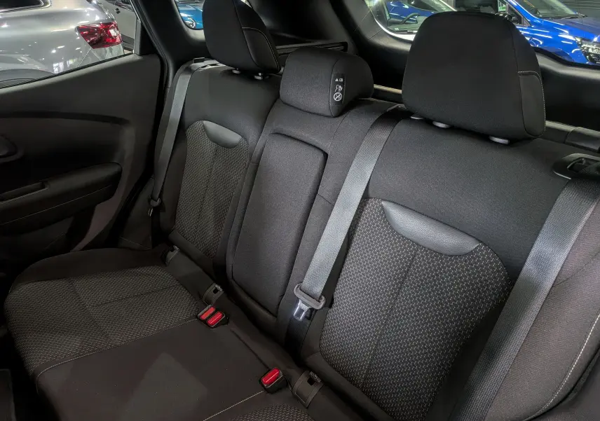 Vue intérieure des sièges arrière en tissu noir du Renault Kadjar 2021, avec ceintures de sécurité et appuie-têtes visibles.