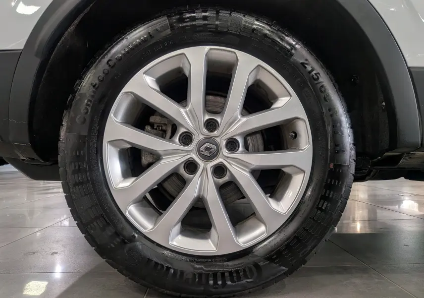 Gros plan sur la roue avant droite du Renault Kadjar Blanc Glacier, mettant en valeur la jante alliage et le pneu Continental.