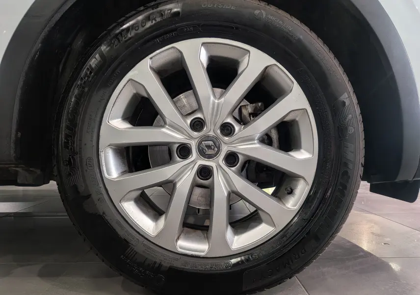 Gros plan sur la roue avant droite du Renault Kadjar blanc Glacier, mettant en valeur la jante alliage et le pneu Michelin.